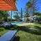 Golden Beach Ocean Views, Passage at your Doorstep