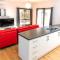 Riverview- Modern 3 Bedroom sleeps 2-8