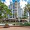 Stylish 2 Bed Centre of Surfers