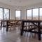 14 beds, 20p, 2 bath-, 1 livingroom
