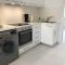 Elegant beachside apt - 1 min walk to Venus beach