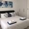 Elegant beachside apt - 1 min walk to Venus beach