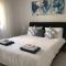 Elegant beachside apt - 1 min walk to Venus beach