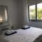 Elegant beachside apt - 1 min walk to Venus beach