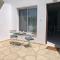 Elegant beachside apt - 1 min walk to Venus beach