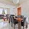Coral Bay Villa - Sleeps 6 - Pool - Parking