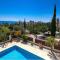 Coral Bay Villa - Sleeps 6 - Pool - Parking