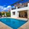 Coral Bay Villa - Sleeps 6 - Pool - Parking