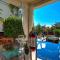 Coral Bay Villa - Sleeps 6 - Pool - Parking