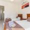 Coral Bay Villa - Sleeps 6 - Pool - Parking