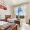 Coral Bay Villa - Sleeps 6 - Pool - Parking