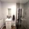 Ground Floor 2 Bedroom Apt, Onsite Parking, Edge of Glastonbury and Street