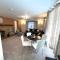 Ground Floor 2 Bedroom Apt, Onsite Parking, Edge of Glastonbury and Street