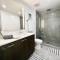 2BR, 2 Baths Lux Downtown Apt Heart of Austin with Amazing Views, Pool, & Gym