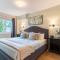 Eclectic Downtown & Cap Hill King bed & Kitchen