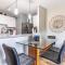Eclectic Downtown & Cap Hill King bed & Kitchen