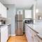 Eclectic Downtown & Cap Hill King bed & Kitchen