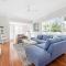 Charming Cottage Short Distance to CBD with Parking