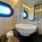 Houseboat 11 direct aan het Sneekermeer