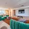 Stylish 1BR HighRise DT, Parking, Pool, Gym, W-D, Golf