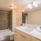 Spacious 2BR HighRise, Gym, Pool, Parking, W-D, Golf