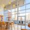 Spacious 2BR HighRise, Gym, Pool, Parking, W-D, Golf