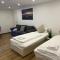 FÜR 3 - Boxspringbetten, Smart TV, Parkplatz, Stadion Nähe