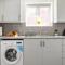 ROOMS NEAR ME - Private Access Entire Place, Kitchen & Bathroom with Amenities, Fast WiFi, Smart Tv, Premium Bed, Parking Nearby