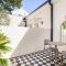Boutique Studio with Balcony in Perfect Location