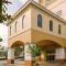 The Point Hotel & Suites