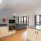 Cotels - The Millhouse NEWLY REFURBISHED MODERN APARTMENTS WITH ULTRAFAST BROADBAND, FREE PARKING & A WORK DESK