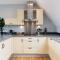 Cotels The Millhouse Corporate Apartments - PRIVATE APARTMENT BUILDINGS - GATED ENTRANCE - PARKING - WORK DESK