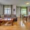 Guest House Ivanini Houses