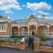 Barton House - Ideal Location Stroll to CBD