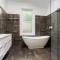 Barton House - Ideal Location Stroll to CBD