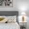 Stylish 2bed 2 bath pool & gym walk to Southern Cross