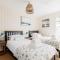 Lobster Cottage - Stones Throw from Vibrant Poole Quay