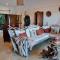 La VILLA ANKARENA Dans un domaine forestier tropical, villa entière avec PISCINE PRIVEE, Wifi, TV, personnels inclus Plage à 5 minutes à pieds