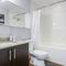 Downtown Chic Retreat | Elegant + Free Parking