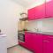 Dvosobni apartman u kući s bazenom, 1 kat