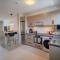 Moderne Designer-Maisonette 2 Schlafzimmer eigene Terrasse mit Grilltisch und Fitnessbereich