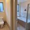 5 bd 2 bath stylish retreat close to beach and wineries in Christie Downs