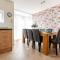 Comfortable 3-Storey House with Free Car Parking