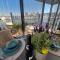 Hausboot mit Motorboot