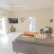Belles on Ballow - Main Lodge - Absolute Waterfront