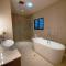 Solterra Estate Luxury Sunshine Coast Oasis Close to Airport and Beach