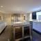 Solterra Estate Luxury Sunshine Coast Oasis Close to Airport and Beach