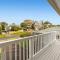 Modern Coastal 4 Bedroom house in paradise, walk to beach and rockpools, large yard