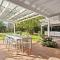 Modern Coastal 4 Bedroom house in paradise, walk to beach and rockpools, large yard