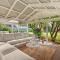 Modern Coastal 4 Bedroom house in paradise, walk to beach and rockpools, large yard